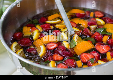 gemischte Bowle mit frischen Früchten in Metallschale Stockfoto
