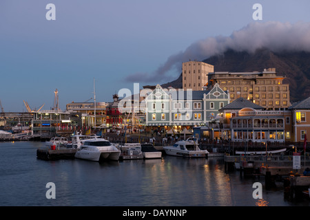 Victoria & Alfred Waterfront in der Nacht, Cape Town, Südafrika Stockfoto