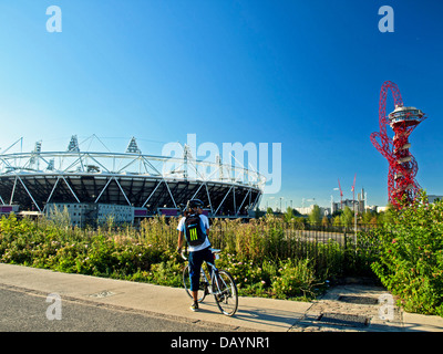 Blick auf das Olympiastadion Stadion für den 2012 Olympischen Spielen und Paralympics und der ArcelorMittal Orbit Stockfoto