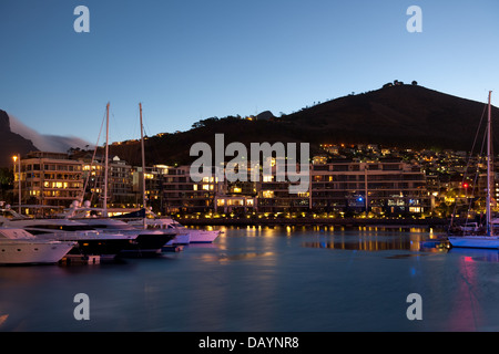 Victoria & Alfred Waterfront in der Nacht, Cape Town, Südafrika Stockfoto