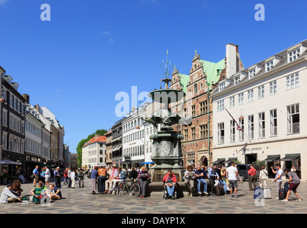 Altstädter Amagertorv und Storch-Brunnen (Storkespringvandet) voll mit Menschen. Amager Torv Strøget Kopenhagen Seeland Dänemark Stockfoto