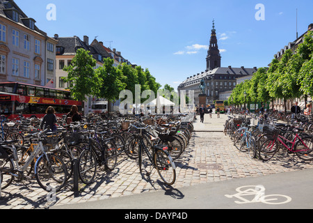 Typische Szene mit vielen Fahrräder geparkt, mit dem Fahrrad Lane anmelden Højbro Plads, Kopenhagen, Seeland, Dänemark Stockfoto