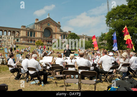 London, UK. 21. Juli 2013. Die North London Brass Band unterhält die Massen in der prallen Sonne im Sommer auf der Alexandra Park 150. Geburtstagsparty, ein Community-Event feiert 150 Jahre seit der Eröffnung des Alexandra Park in Nord-London. Bildnachweis: Patricia Phillips/Alamy Live-Nachrichten Stockfoto