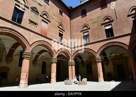 Der Innenhof des Palazzo Comunale oder alte Rathaus Bologna Italien Stockfoto
