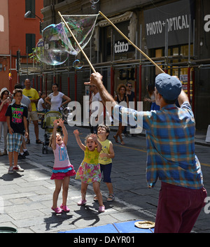 Man Luftblasen machen unterhaltsame Kinder in Bologna Italien Stockfoto