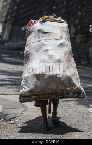 Indianerjunge sammeln Recycling-Material in Mussoorie, Indien Stockfoto