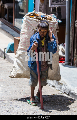 Indianerjunge sammeln Recycling-Material in Mussoorie, Indien Stockfoto