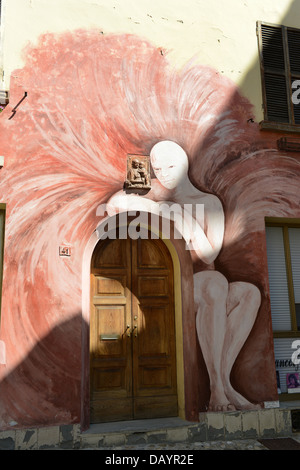 Die italienischen Hügel Dorf Dozza in Italien bekannt für sein Festival der Wand Wandmalerei Stockfoto