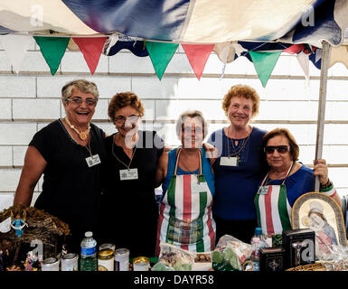 London, UK. 21. Juli 2013.  Italienische Damen manning Stände in einem italienischen Themen-Restaurants-Markt statt, um die Prozession zu Ehren der Muttergottes von Karmel zu feiern.  Fotograf: Gordon Scammell/Alamy Live-Nachrichten Stockfoto