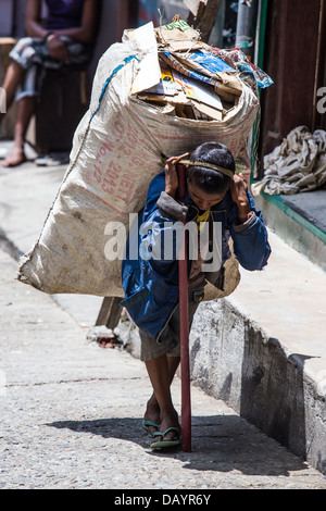 Indianerjunge sammeln Recycling-Material in Mussoorie, Indien Stockfoto