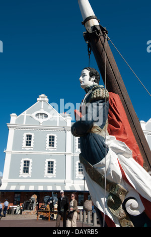 Seemann-Statue und afrikanischen Handelsposten, Victoria & Alfred Waterfront, Cape Town, Südafrika Stockfoto