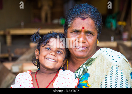 Junges Mädchen und ihre Mutter, Mahabalipuram oder Mamallapuram, Tamil Nadu, Indien Stockfoto