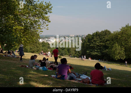 London, UK. 21. Juli 2013. Schöne Sommerwetter zieht die Massen an Alexandra Park 150. Geburtstag, ein Community-Event feiert 150 Jahre seit der Eröffnung des Alexandra Park in Nord-London. Bildnachweis: Patricia Phillips/Alamy Live-Nachrichten Stockfoto