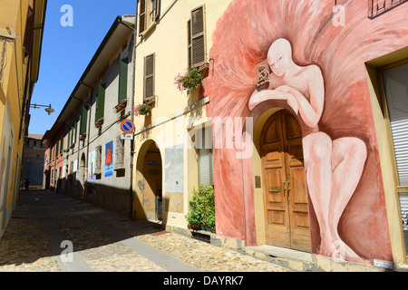 Die italienischen Hügel Dorf Dozza in Italien bekannt für sein Festival der Wand Wandmalerei Stockfoto