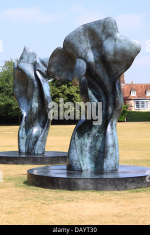 Helaine Blumenfeld The Space Within Bronze Statuen Kunstwerk auf öffentlich zur Schau zu Salisbury Wiltshire UK Sommer 2013 Stockfoto
