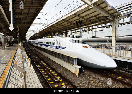 Ein Shinkansen-Hochgeschwindigkeitszug an einer Haltestelle in Kyoto, Japan. Stockfoto