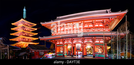 Tor und Pagode der Senso-Ji-Schrein in Tokio, Japan. Stockfoto