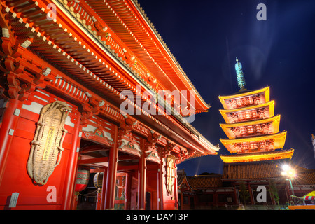 Tor und Pagode der Senso-Ji-Schrein in Tokio, Japan. Stockfoto