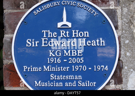 Sir Edward Heath blaue Plakette außerhalb des Hauses des ehemaligen Premierministers in Salisbury, Wiltshire UK Stockfoto