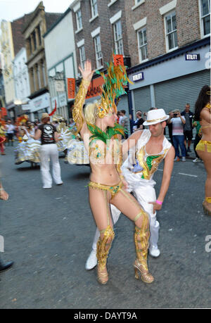 Liverpool, Vereinigtes Königreich. 20. Juli 2013. Zwei Tänzer der Karneval an Liverpools Brazilica Festival Tanz auf Bold Street im Stadtzentrum von Liverpool. Die Parade fand am Samstag Abend zwischen 8 und 21:30, 20. Juli 2013. Bildnachweis: Pak Hung Chan/Alamy Live-Nachrichten Stockfoto