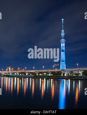 Tokyo, Japan auf dem Sumida-Fluss mit den Skytree in der Ferne. Stockfoto