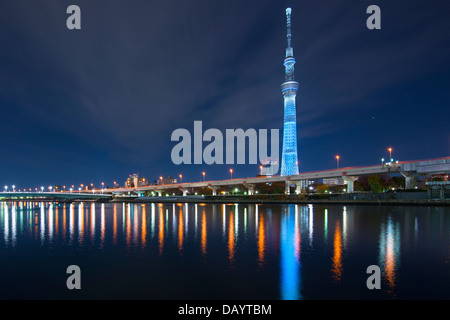 Tokyo, Japan auf dem Sumida-Fluss mit den Skytree in der Ferne. Stockfoto