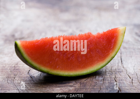 Scheibe Wassermelone auf einem Holzbrett. Stockfoto