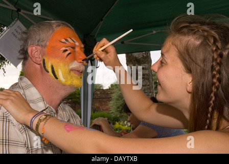 Mann, Gesicht gemalt auf Worldham Dorffest, Hampshire, UK. Sonntag, 14. Juli 2013. Stockfoto