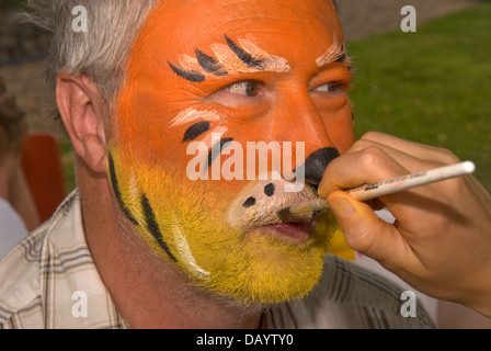 Mann, Gesicht gemalt auf Worldham Dorffest, Hampshire, UK. Sonntag, 14. Juli 2013. Stockfoto