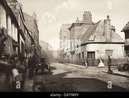 Das Foto „Main Street, Gorbals, Looking South“ zeigt einen Blick auf die Gegend von Gorbals, einem Viertel in Glasgow, Schottland. Dieses historische Foto bietet einen Einblick in das tägliche Leben einer Stadtstraße Mitte des 20. Jahrhunderts und beleuchtet Architektur und urbanes Leben. Stockfoto