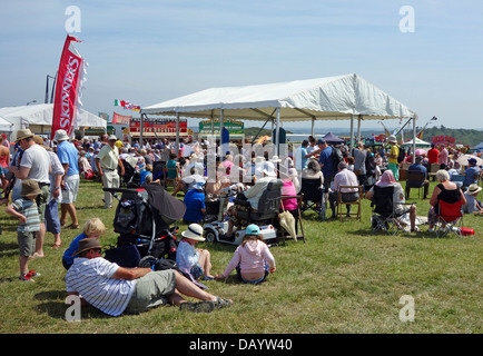 Besucher auf die jährliche Stithians Landwirtschaft zeigen in Cornwall entspannen in der Sonne Stockfoto