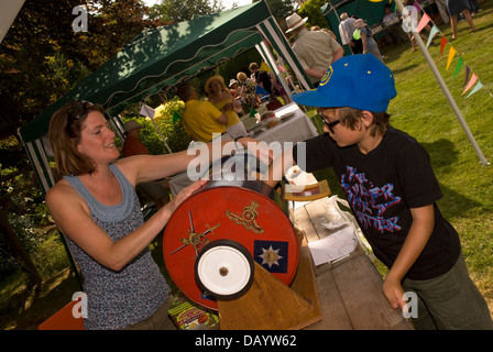 Tombola, Worldham Dorffest, Hampshire, UK. Sonntag, 14. Juli 2013. Stockfoto