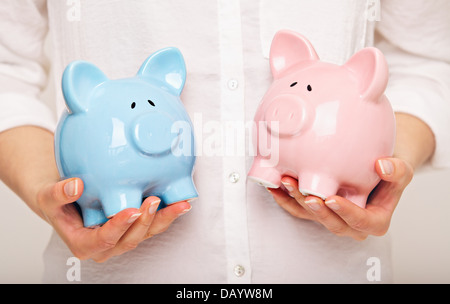 Zwei Münzen Banken in meinen Händen Stockfoto