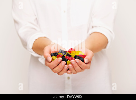 Handvoll bunt gemischte Bonbons Stockfoto