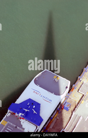 Eine Luftaufnahme von einem Katamaran Fähre im Hafen von Portsmouth an der Südküste von England. Stockfoto