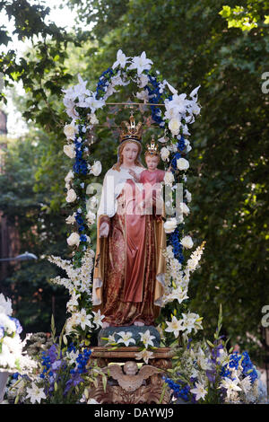 London, UK. 21. Juli 2013. Die Statue der Madonna del Carmine während der Processione Credit: Piero Cruciatti/Alamy Live News Stockfoto