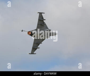 Fairford, Vereinigtes Königreich. 20. Juli 2013. EINE F-16A Fighting Falcon der belgischen Air Komponente Demonstaring RIAT 2013. Die belgische Luftwaffe gehörte zu den ersten vier internationalen Kunden für die f-16 Fighting Falcon. Belgien bestellte insgesamt 160 f-16 s in zwei Durchgängen. Starker Abrieb und Umstrukturierung der Streitkräfte reduziert den operativen bestand auf 72 Flugzeuge. Die restlichen Flugzeuge wurden gespeichert oder verkauft (14 bis Jordan zum Beispiel). Obwohl das gesamte Inventar der F-16A und F-16 b-Modelle besteht, wurden alle 72 verbliebenen operativen Flugzeugen auf MLU Standard aufgerüstet. Stockfoto