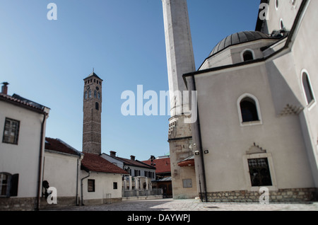 Uhrturm mit arabischen Zahlen und Gazi-Husrevbey Moschee Minarett in Bascarsija alten türkischen Viertel InSarajevo. Stockfoto