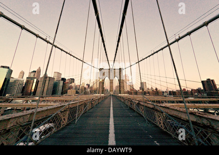 Brooklyn Bridge und Manhattan bei Sonnenaufgang. Skyline von New York City in den Morgen. Stockfoto