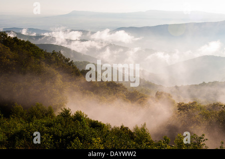 Nebel und niedrige Wolken in den Blue Ridge Mountains, gesehen vom Skyline Drive im Shenandoah-Nationalpark, Virginia Stockfoto