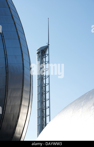 Die Glasgow Tower eingerahmt von Imax-Kino und der Wissenschaft Mall Science Centre, Glasgow, Schottland. Stockfoto