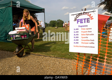 Menschen am Ende des Worldham Dorffest, Hampshire, UK einpacken. Sonntag, 14. Juli 2013. Stockfoto