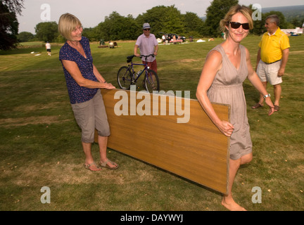 Menschen am Ende des Worldham Dorffest, Hampshire, UK einpacken. Sonntag, 14. Juli 2013. Stockfoto