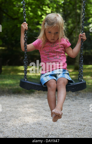 Baby Kind Kleinkind blonde Mädchen auf der Schaukel - Wippe Stockfoto