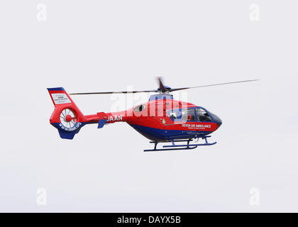 Fairford, Vereinigtes Königreich. 20. Juli 2013. Eurocopter EC135T2 Hubschrauber im Besitz von Devon Air Ambulance und kurz in Dienst, demonstriert seine Fähigkeiten in einer simulierten kombinierte Übung mit Feuerwehr und Polizei Helikopter 2013 Royal International Air Tattoo Stockfoto