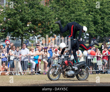 Glasgow, Schottland, 21. Juli 2013. Mitglieder der Royal Signale Motorrad Display Team, bekannt als die weiße Helme, erklingt in der Glasgow Show 2013 auf Glasgow Green. Das Team begann im Jahre 1927; Mitglieder des Teams sind alle Soldaten in der Royal Signals dienen, die in den 1970er Jahren 750cc Millennium Triumph TR7V Tiger-Motorräder in Großbritannien zwischen April und September durchführen. Stockfoto