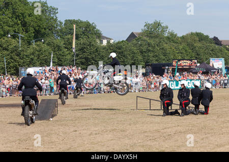 Ausstellung durch das Royal Motorcycle Display Team (die "White Helmet" Stuhnt Riders im Rahmen der Glasgow Show auf Glasgow Green im Zentrum der Stadt. Schottland. Stockfoto