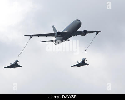 Fairford, Vereinigtes Königreich. 20. Juli 2013. Eine Boeing KC-767A militärische Tankflugzeug der italienischen Luftwaffe simuliert eine Betankung Übung mit zwei Eurofighter, eine italienische Luftwaffe EF2000 und ein RAF FGR4 Eurofighter Typhoon Stockfoto
