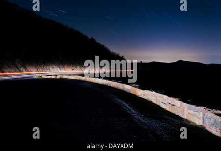 Startrails über die Blue Ridge und der Skyline Drive in einer langen Belichtungszeit in der Nacht, Shenandoah-Nationalpark, Virginia. Stockfoto