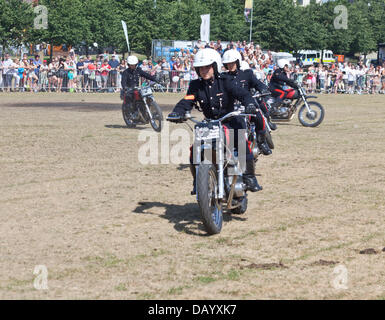 Glasgow, Schottland, 21. Juli 2013. Mitglieder der Royal Signale Motorrad Display Team, bekannt als die weiße Helme, erklingt in der Glasgow Show 2013 auf Glasgow Green. Das Team begann im Jahre 1927; Mitglieder des Teams sind alle Soldaten in der Royal Signals dienen, die in den 1970er Jahren 750cc Millennium Triumph TR7V Tiger-Motorräder in Großbritannien zwischen April und September durchführen. Stockfoto